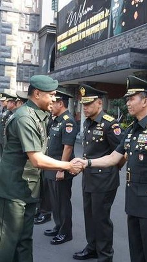 Jenderal AD Filipina Datangi Kasad Dudung, Warna Seragam yang Dikenakan Bikin Salfok