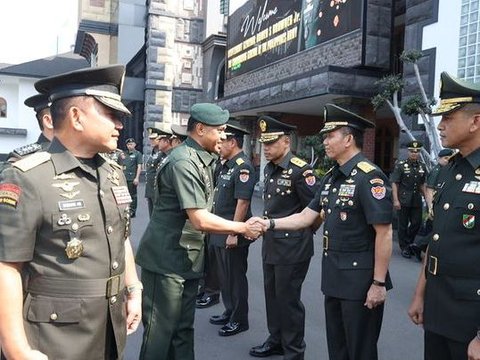 Jenderal AD Filipina Datangi Kasad Dudung, Warna Seragam yang Dikenakan Bikin Salfok