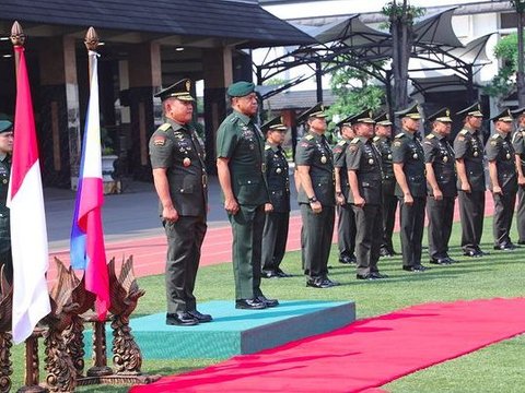 Jenderal AD Filipina Datangi Kasad Dudung, Warna Seragam yang Dikenakan Bikin Salfok