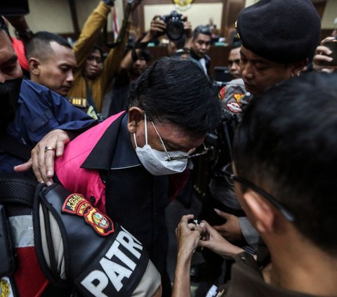 Mantan Menteri Komunikasi dan Informatika (Menkominfo) Johnny G. Plate tertunduk lesu setelah Majelis Hakim Pengadilan Tipikor pada PN Jakarta Pusat menolak eksepsi atau nota keberatannya.