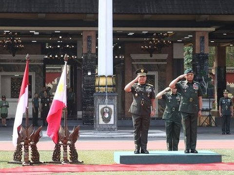 Jenderal AD Filipina Datangi Kasad Dudung, Warna Seragam yang Dikenakan Bikin Salfok