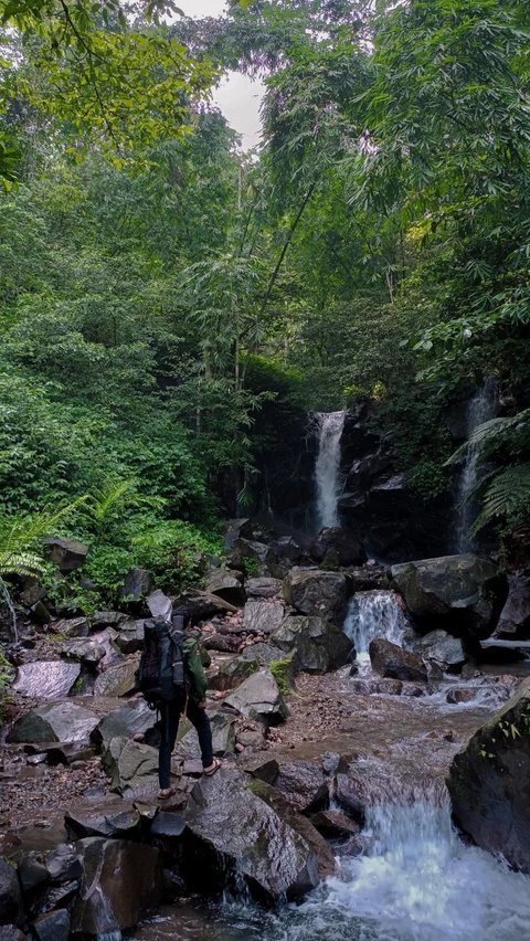 Pendaki juga bisa menikmati panorama air terjun alami di tengah jalur pendakian Gunung Lorokan