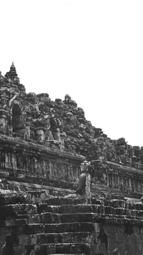 Terlihat, Candi Borobudur masih begitu berantakan. Bahkan, ada sejumlah bangunan yang berdiri dengan bentuk tidak sempurna.