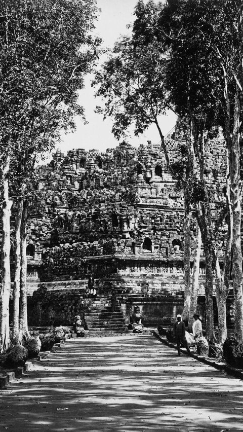 Foto Candi Borobudur sebelum dipugar ini disebutkan diambil pada tahun 1866.