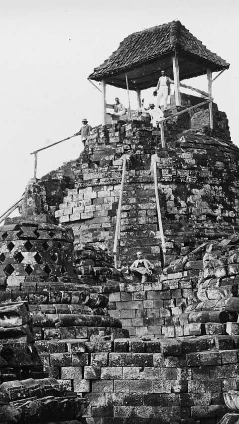 Menariknya, pemerintah Hindia Belanda dikatakan pernah mendirikan sebuah warung kopi di puncak stupa Candi Borobudur ketika baru pertama kali ditemukan.