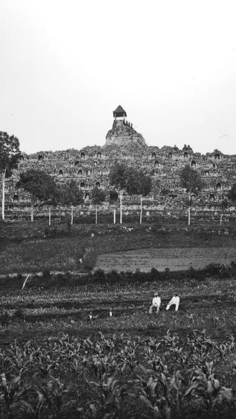 Dalam Candi Borobudur ini disebutkan ada tiga tingkatan.