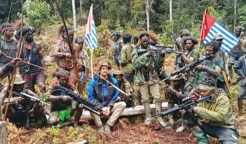 Kelompok kriminal bersenjata (KKB) kembali berulah dengan menembak pesawat Smart Air, Selasa (18/7). Peristiwa tersebut terjadi ketika pesawat mendarat di Lapangan Terbang Homeyo, Kabupaten Intan Jaya, Papua Tengah.