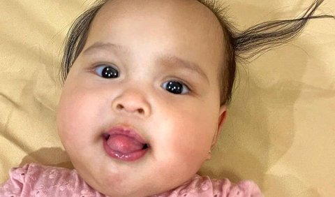 Potret terbaru Baby Shfanina. Tampak rambut Baby Shafanina bikin salfok. Tasya menyebutnya 'Rambut Anti Gravitasi'.