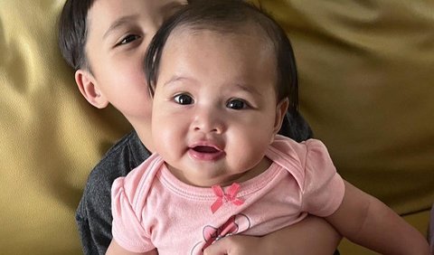 Ada juga yang dibuat salfok dengan pipi Baby Shafanina. Pipinya yang bulat gemesin banget.