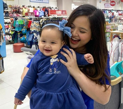 Potret Baby Shafanina ternyata begitu mirip dengan sang kakak, Arrasya Wardhana Bachtiar. Baby Shafanina bahkan disebut Arrasya versi cewek. Tampak momen Tasya Kamila saat menggendong sang buah hati tercinta.