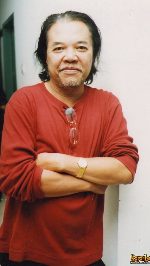 Arswendo Atmowiloto adalah seorang penulis dan wartawan yang aktif di berbagai majalah dan surat kabar Tanah Air. Karya-karyanya mulai dari cerpen, novel, naskah drama, hingga skenario film. Lahir di  di Surakarta, Jawa Tengah, pada 26 November 1948, Arswendo Atmowiloto wafat pada 19 Juli 2019 tepat 4 tahun lalu.