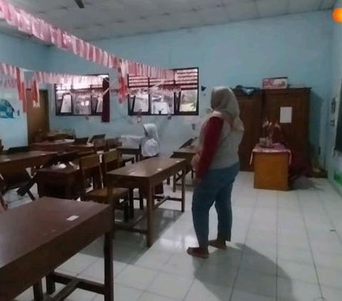 Suasana Hari Pertama Masuk SD di Jateng, Orang Tua Rebutan Bangku Paling Depan Buat Anak