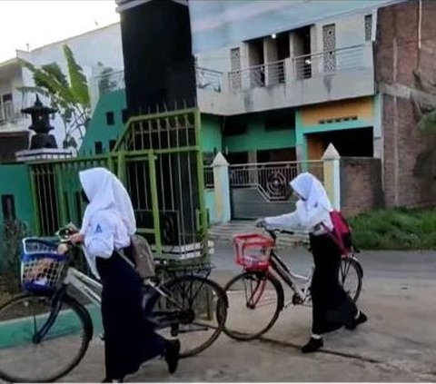 Suasana Hari Pertama Masuk SD di Jateng, Orang Tua Rebutan Bangku Paling Depan Buat Anak