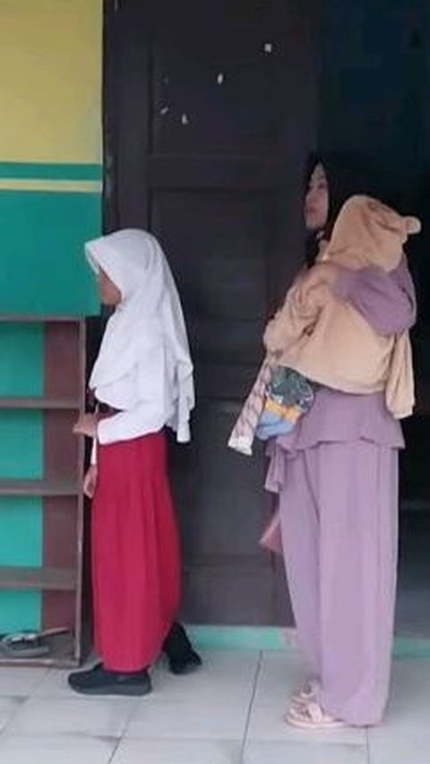 Suasana Hari Pertama Masuk SD di Jateng, Orang Tua Rebutan Bangku Paling Depan Buat Anak