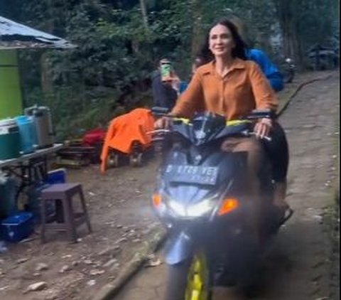 Viral Video Luna Maya Kendarai Motor Matic di Tengah Hutan, Aksinya Curi Perhatian