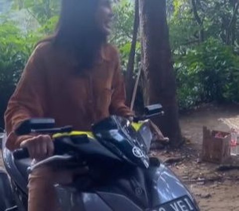 Viral Video Luna Maya Kendarai Motor Matic di Tengah Hutan, Aksinya Curi Perhatian