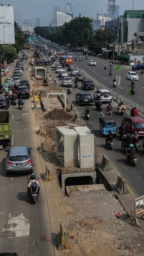 FOTO: Bikin Macet, Proyek Drainase Sepanjang 2.400 Meter di Jakarta Selatan Ditargetkan Tuntas November 2023