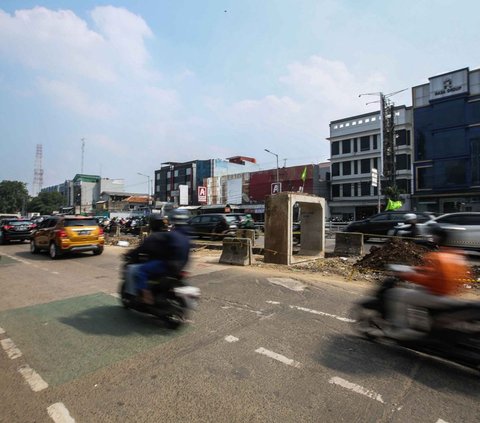 Pemkot Jakarta Selatan membangun saluran air atau drainase sepanjang 2.400 meter sebagai upaya menanggulangi banjir.