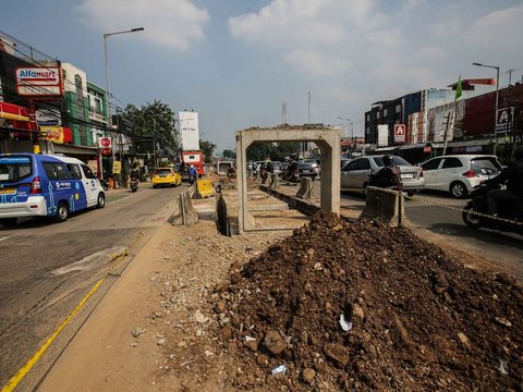 FOTO: Bikin Macet, Proyek Drainase Sepanjang 2.400 Meter di Jakarta Selatan Ditargetkan Tuntas November 2023