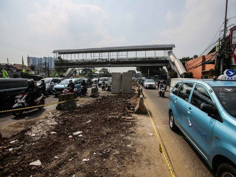 FOTO: Bikin Macet, Proyek Drainase Sepanjang 2.400 Meter di Jakarta Selatan Ditargetkan Tuntas November 2023