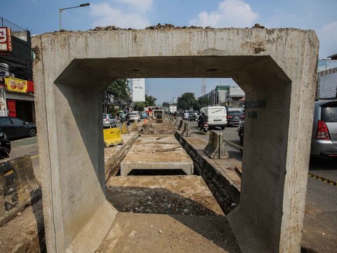 FOTO: Bikin Macet, Proyek Drainase Sepanjang 2.400 Meter di Jakarta Selatan Ditargetkan Tuntas November 2023