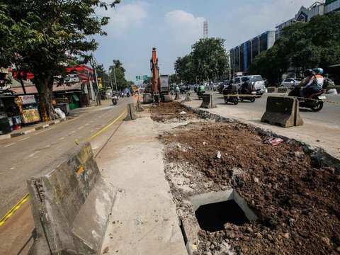 FOTO: Bikin Macet, Proyek Drainase Sepanjang 2.400 Meter di Jakarta Selatan Ditargetkan Tuntas November 2023