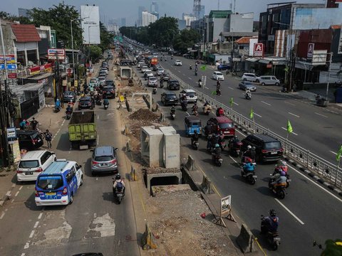 FOTO: Bikin Macet, Proyek Drainase Sepanjang 2.400 Meter di Jakarta Selatan Ditargetkan Tuntas November 2023