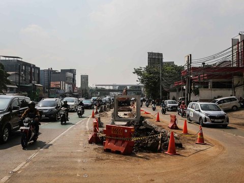 FOTO: Bikin Macet, Proyek Drainase Sepanjang 2.400 Meter di Jakarta Selatan Ditargetkan Tuntas November 2023