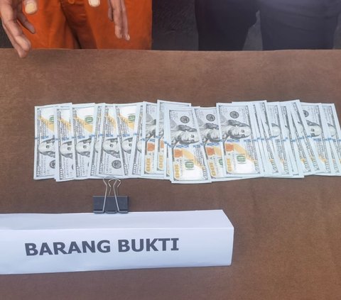 Pelaku dijerat dengan Pasal 245 KUHP dan atau Pasal 378 KUHP tentang peredaran uang palsu dan atau penipuan dengan ancaman 12 tahun penjara.