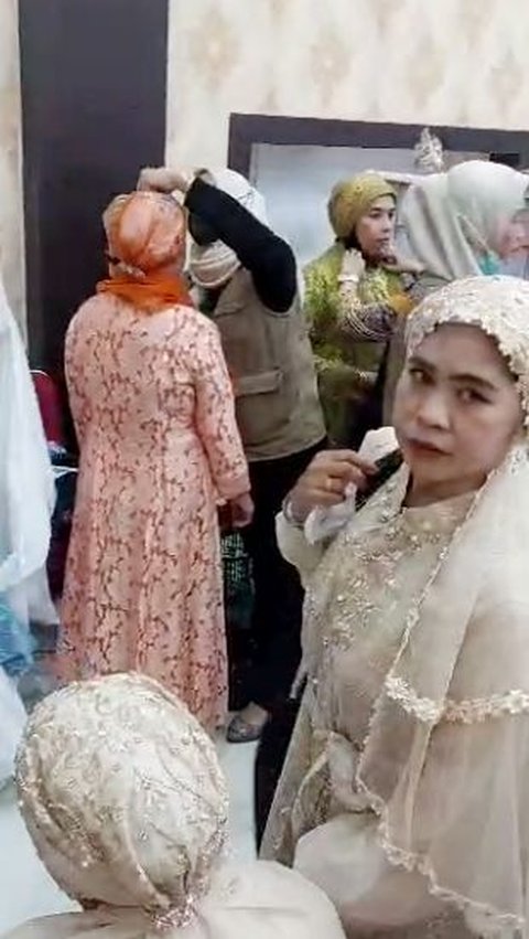 Pelayanan Make Up Corner bisa dimanfaatkan jemaah haji perempuan yang ingin tampil cantik dan memesona sebelum tiba di kampung halaman masing-masing. Make Up Corner berada di bagian belakang kiri Aula Arafah Asrama Haji Sudiang Makassar.