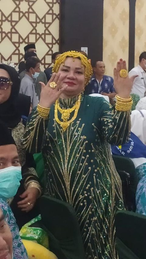 Pegawai honorer Kemenag Sulsel yang mengabdi di UPT Asrama Haji Sudiang ini menyebutkan tahun ini adalah kali pertama dirinya bersama rekannya memberikan bantuan jasa make up dan memasangkan pakaian jemaah haji perempuan yang baru tiba dari Tanah Suci.