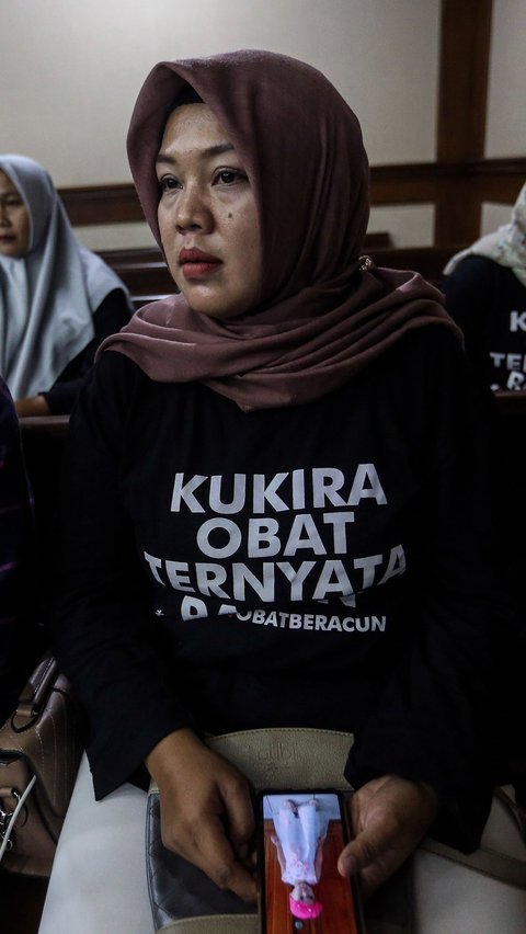 FOTO: Wajah Kecewa Solihah saat Sidang Gugatan Korban Gangguan Ginjal Ditunda karena Alasan Administrasi