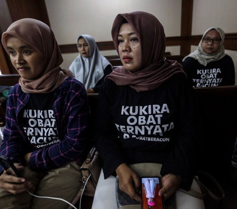 Solihah, orang tua korban Gangguan Ginjal Akut Progresif Atipikal (GGAPA) mendengarkan hakim berbicara saat menjalani sidang lanjutan gugatan class action GGAPA di Pengadilan Negeri Jakarta Pusat, Jakarta, Selasa (18/7/2023).