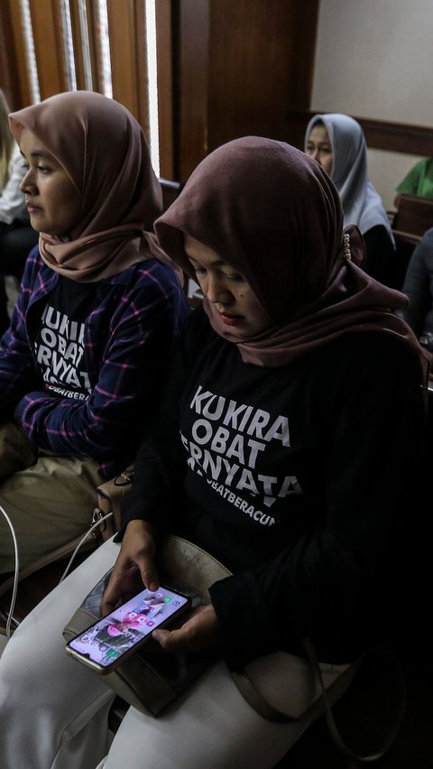 Selama menjalani sidang lanjutan gugatan class action GGAPA, tatapan mata Solihah selalu tertuju layar ponselnya yang terdapat foto-foto anaknya yang menjadi korban gangguan ginjal akut progresif atipikal.