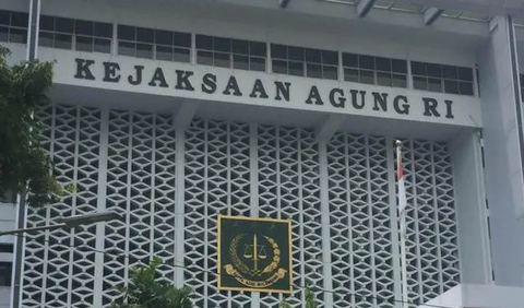 Setelah ditangkap, Ofan Sofwan langsung dibawa ke Gedung Bundar Jaksa Agung Muda Pidana Khusus Kejagung, Jakarta Selatan, untuk kemudian dilakukan pemeriksaan.