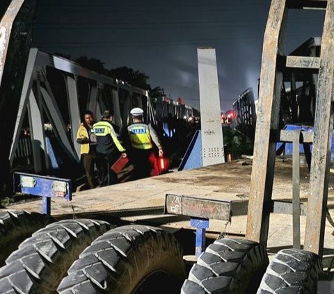 Kereta Api (KA) Brantas tujuan Jakarta-Blitar menabrak truk trailer di perlintasan sebidang Jalan Madukoro, Semarang Barat, Semarang, Jawa Tengah, Selasa (18/7) malam.