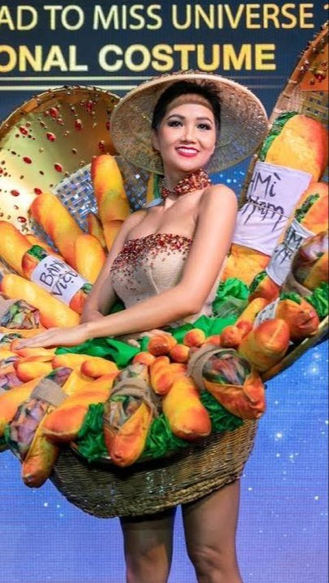 Miss Vietnam dengan kostum nasional berhias banh mi, sandwich khas Vietnam di Miss Universe 2019
