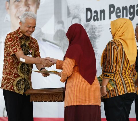 Gubernur Jawa Tengah Ganjar Pranowo, kembali menegaskan kepala sekolah untuk menjaga integritas dan komitmen dalam menyelenggarakan sistem pendidikan dengan tidak memungut biaya dari siswa atas dasar apapun.