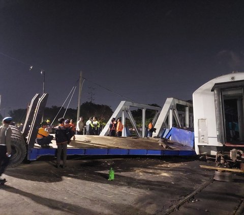 KAI menyampaikan permohonan maaf atas adanya gangguan perjalanan KA yang terjadi.<br />Tim KAI Daop 4 Semarang, saat ini sedang melakukan berbagai upaya untuk secepatnya normalisasi di jalur kereta api agar perjalanan KA kembali normal.