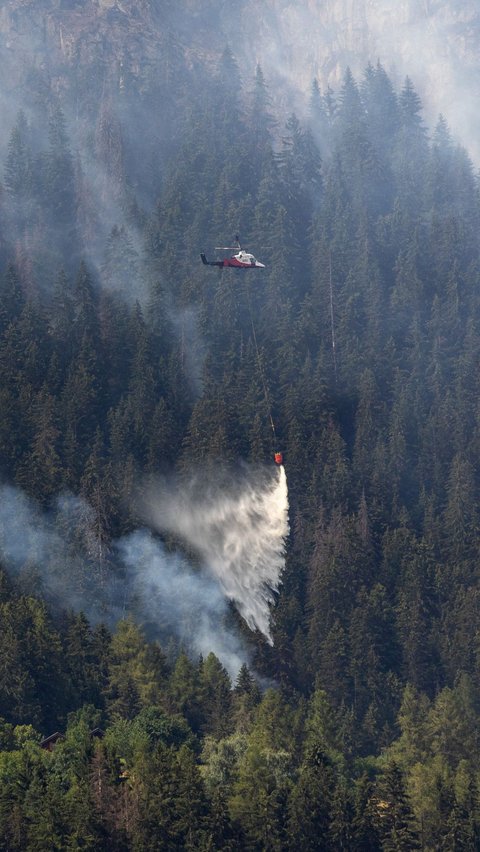 Dalam upaya pemadaman ini, sebanyak empat helikopter telah dikerahkan untuk membantu proses pencegahan penyebaran api dengan bom air.