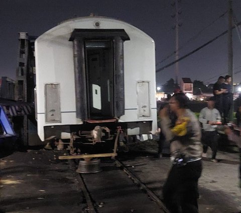 Polisi menyebut tidak ada korban jiwa dalam kecelakaan antara Kereta Api Brantas rute Jakarta-Blitar dengan sebuah truk trailer di perlintasan sebidang Jalan Madukoro, Kota Semarang, Selasa (18/7) malam.