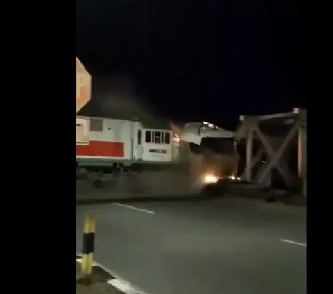 KA Brantas menabrak bagian kepala truk trailer yang melintas dari arah utara ke selatan Sempat terjadi ledakan saat lokomotif kereta menabrak kepala truk.