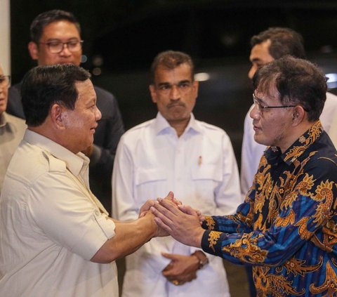 Ketua Umum Partai Gerindra Prabowo Subianto (kiri) berjabat tangan dengan politisi PDIP Budiman Sudjatmiko (kanan) saat berkunjung ke Kediaman Prabowo di Rumah Kertanegara, Kebayoran Baru, Jakarta Selatan, Selasa (18/7/2023) malam.