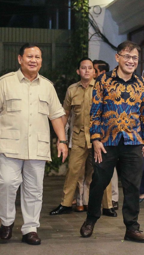 FOTO: Politisi PDIP Budiman Sudjatmiko Sumringah Malam-Malam Temui Prabowo di Kertanegara, Lagi Bahas Apa Ya?