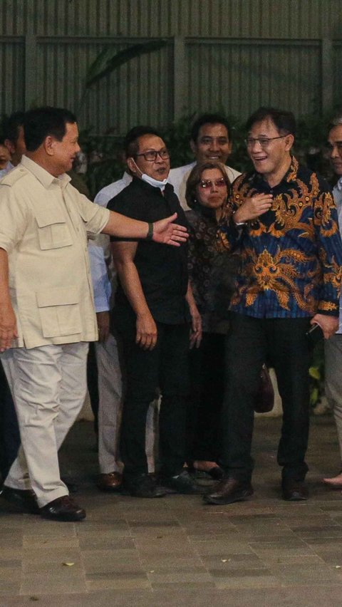 Kehadiran Budiman Sudjatmiko beserta rombongan disambut langsung oleh Prabowo di teras rumahnya. Keduanya pun menyempatkan menyapa awak media sebelum masuk ke dalam.