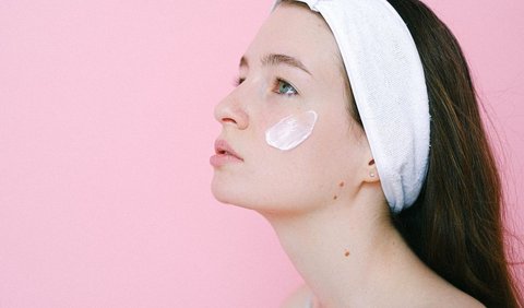 Dr. Zie juga menambahkan jika pengaplikasian sunscreen juga tidak boleh terlalu banyak supaya menjaga kerja sunscreen bisa lebih maksimal.