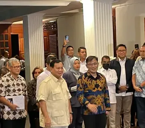 Politikus PDIP Budiman Sudjatmiko bertemu dengan Ketum Gerindra Prabowo Subianto di kediaman Kertanegara IV, Jakarta Selatan. Selepas pertemuan, Budiman cerita pernah berhadapan mantan Danjen Kopassus itu semasa orde baru di poros yang berbedam