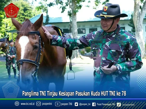 Panglima TNI Elus Kuda Pakai Topi Koboi