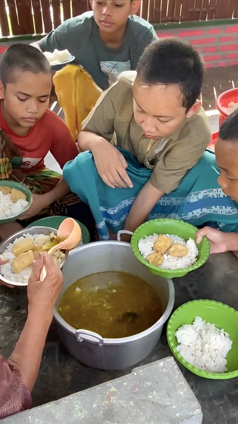 Momen Para Santri Makan di Pondok Pesantren, Suasananya Serasa di Karen's Diner