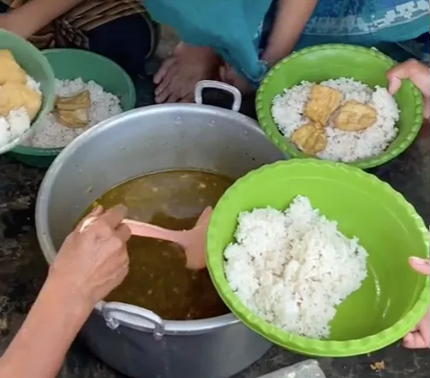 Momen Para Santri Makan di Pondok Pesantren, Suasananya Serasa di Karen's Diner